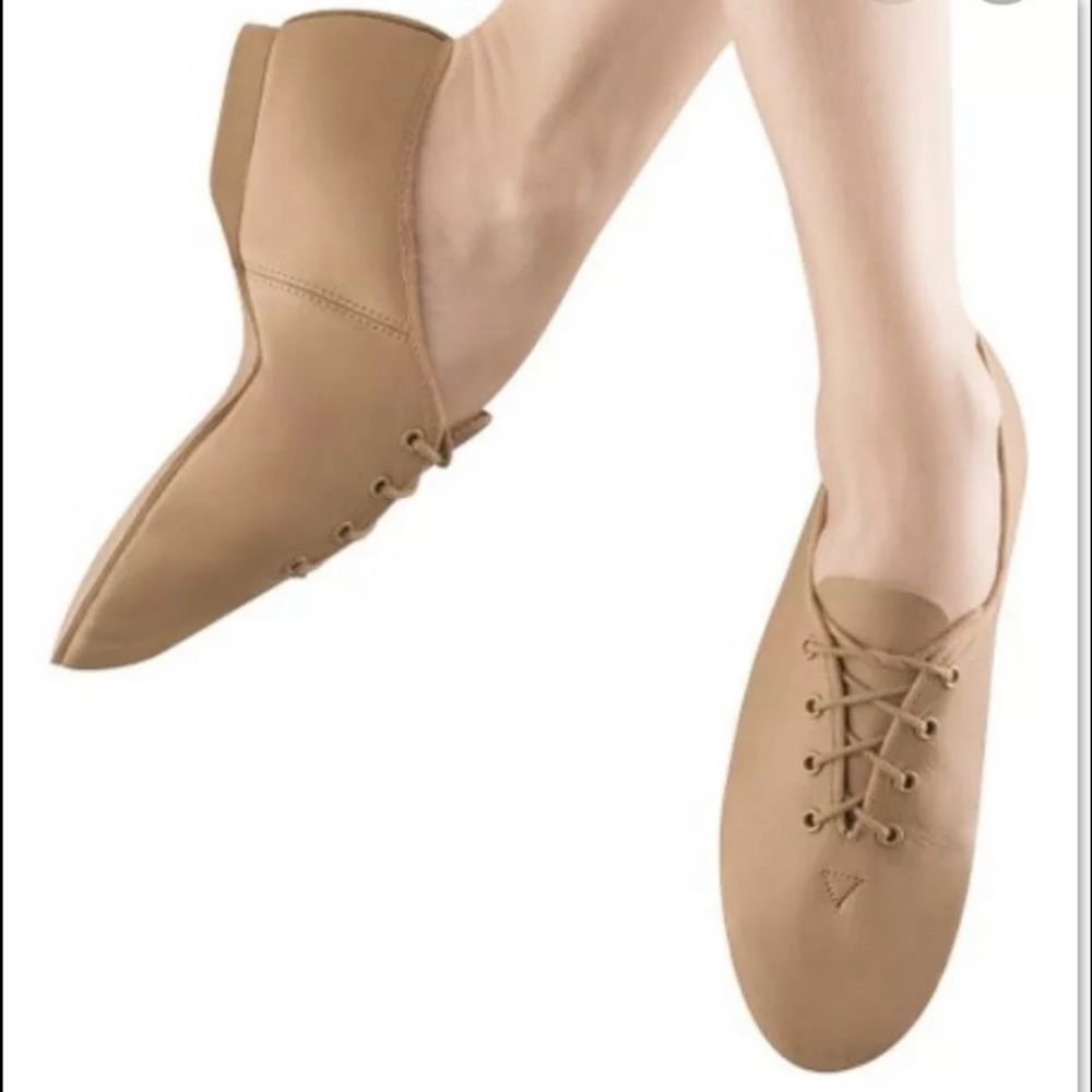 NWT. Bloch Jazzlite Shoes. Tan. Girl Size 1.5